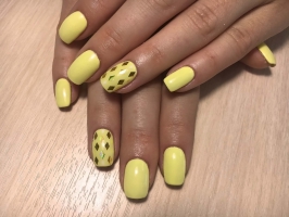 Желтый маникюр с фольгой. Наращивание ногтей в Ульяновске