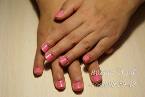 Ногти, покрытые розовым гелем